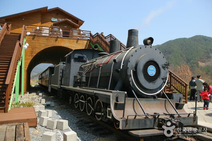 蟾津江火车村（Seomjingang Train Village） thumbnail 3