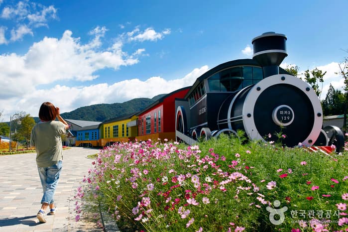 蟾津江火车村(Seomjingang Train Village) selected image